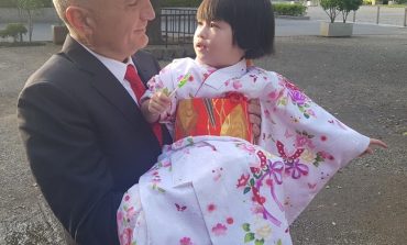 FOTOLAJM: Ilir Meta terrorizon një vajzë të vogël në Japoni