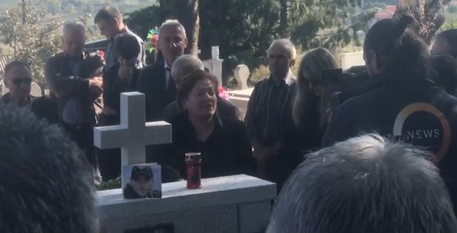 THIRRJE TË DHUNSHME TEK VARRI I TË BIRIT/ E ëma e Kacifasit: Shfarosini; Vorio Epiri është tokë greke