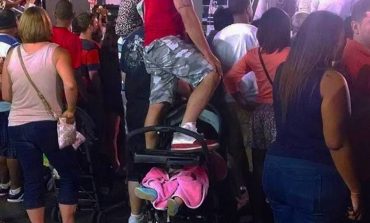 FOTO E RRALLË/ I riu hipën mbi karrocën e bebit për të parë...