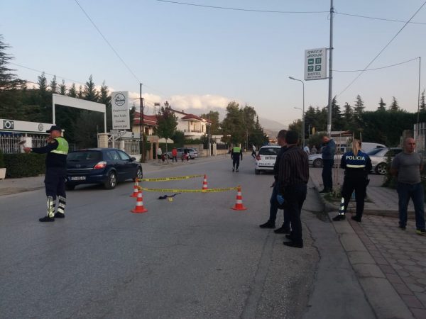 DINAMIKA E NGJARJES/ Si u qëlluan tre të rinjtë në Berat nga babë e bir (EMRAT)