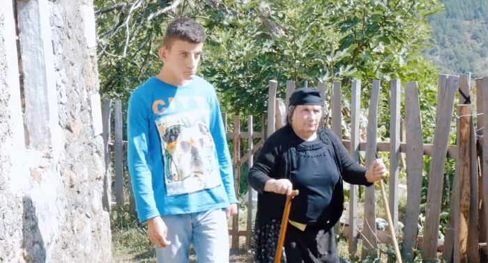 HISTORIA E ADOLESHENTIT TË VETMUAR/ Thirrja e gjyshes nga Puka për nipin me aftësi të kufizuar: Pashku… (VIDEO)