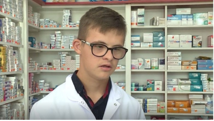 HISTORIA FRYMEZUESE/ 16 vjeçari me sindromën “DOWN” fillon punë si farmacist