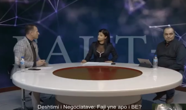 “PUSHONI JA QI*SHA ROPT”/ Moderatorja nxehet keq me kameramanët: O çuna tani… (VIDEO)