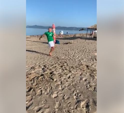 “SOT NUK KA ZGJEDHJE POR MARATONË”/ Meta i “VETMUAR” në plazh, luan futboll (VIDEO)
