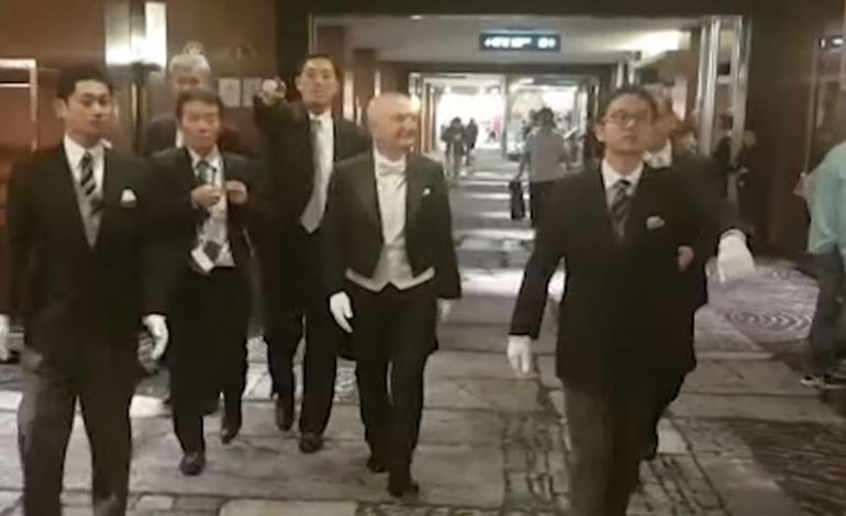 DIRIGJENT, KAMARIER, PERANDOR, APO PRESIDENT I SHQIPTARËVE? Ilir Meta prezanton RROBAT e reja (VIDEO)