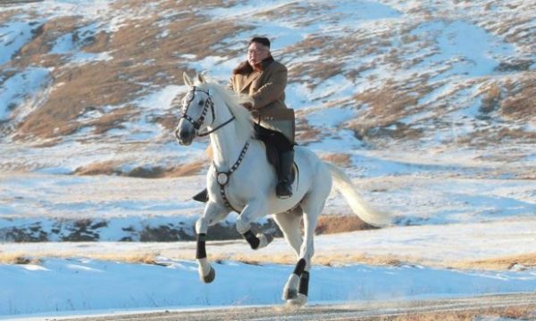 PARA MARRJES SË NJË VENDIMI/ Kim Jong-un kalëron me kalë të bardhë në malin më të lartë (FOTO)