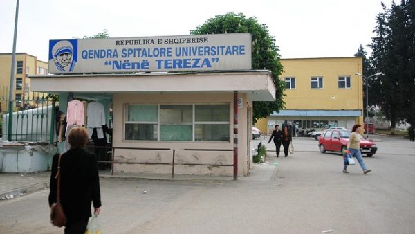 INCIDENTI I RËNDË NË SKRAPAR/ Ra në vatrën e zjarrit ku ziente rakia, ja gjendja e fëmijës 17 muajsh