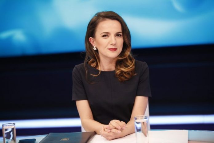 “NGA NESËR DO NDIHMOJ 5 FAMILJE NË DITË”/ Rudina Hajdari mesazh të rëndësishëm: Më shkruani…