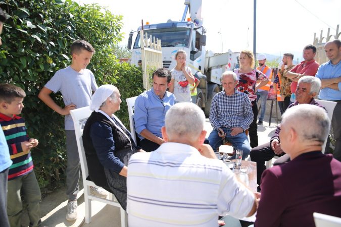 VISHNJE, RINDËRTIMI I SHTËPIVE TË DËMTUARA NGA TËRMETI/ Veliaj: Tirana tregoi se është solidare