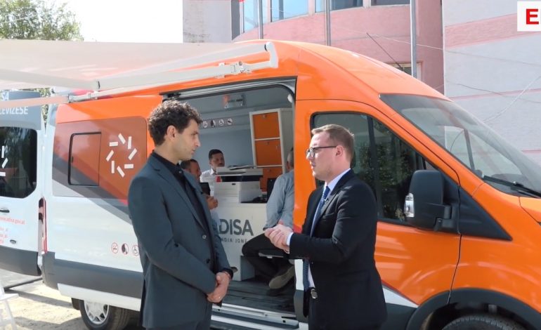 RISIA E QEVERISË/ Nëse banon larg zyrave të shtetit, shërbimet publike të ofrohen te dera e shtëpisë. ADISA prezanton zyrën lëvizëse