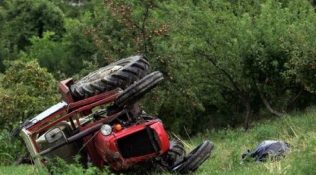 TRAGJIKE/ Përmbyset traktori, një i vdekur në Urën Vajgurore