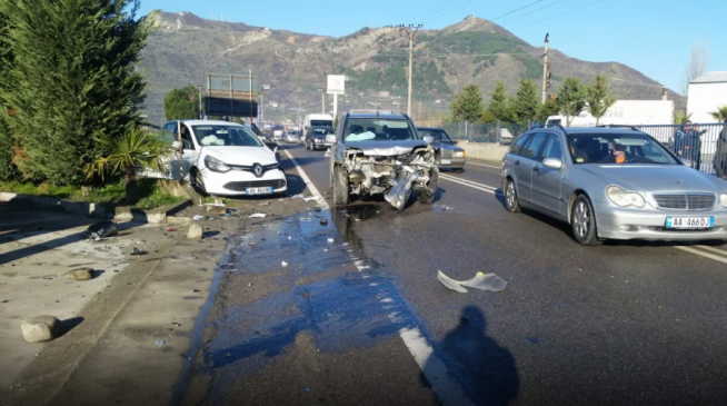 E RËNDË NË LIBRAZHD/ Trajleri përplas autobusin, vdes një person dhe plagosen dy të tjerë