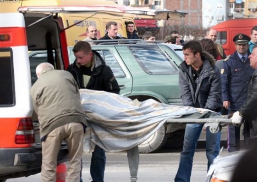PËRGJAKJA E SË ENJTJES! Drejtuesi i motorit humb jetën pasi përplaset nga makina në Lezhë (PAMJA NGA NGJARJA)
