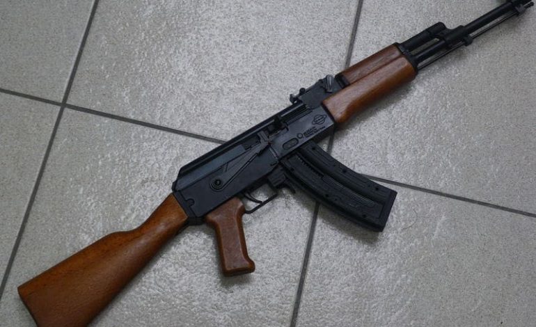 “PO QËLLOJNË ME ARMË”/ Banorët e alarmuar njoftojnë policinë. Kapet në flagrancë 47-vjeçari