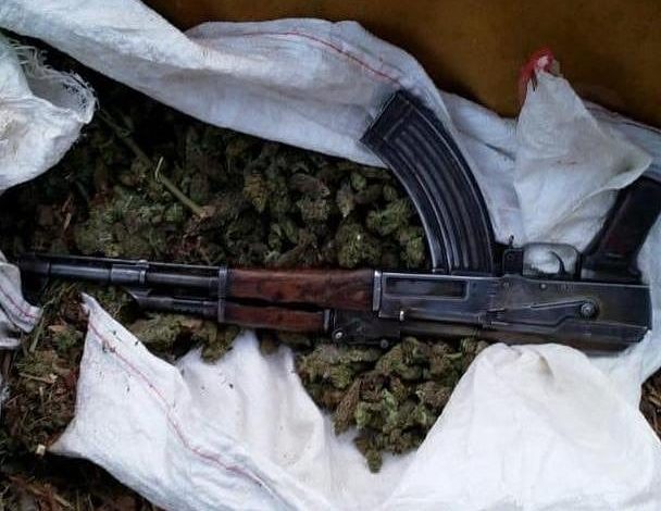 DROGË, ARMË E MUNICION LUFTARAK/ Aksioni i policisë çon në pranga 3 shtetas, e pëson edhe kryeplaku