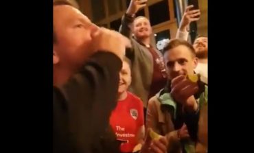 U SHKARKUA PËR MUNGES REZULTATESH/ Trajneri i skuadrës angleze feston largimin duke pirë me tifozët (VIDEO)