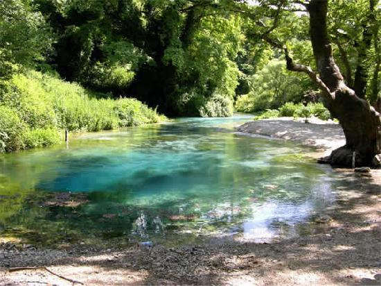 DALIN PAMJET/ Rrëshqet shkëmbi, plagosen dy turistë të huaj tek Syri i Kaltër