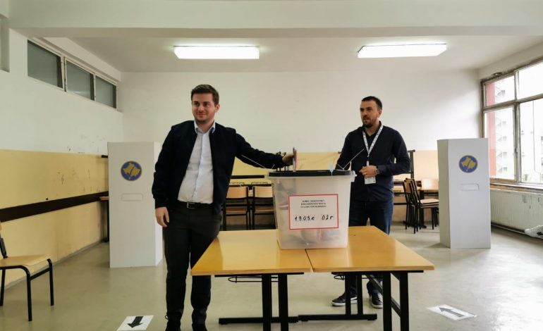 ZGJEDHJET NË KOSOVË/ Ministri Cakaj voton në Prishtinë: Jam edhe qytetar aktiv. Sa për reagimin e Beogradit …