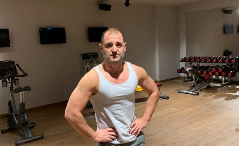 VIDEO QESHARAKE/ “Tërmet, tërmet… mos Çim Peka”, aktori tallet me portalin e Zenit (VIDEO)