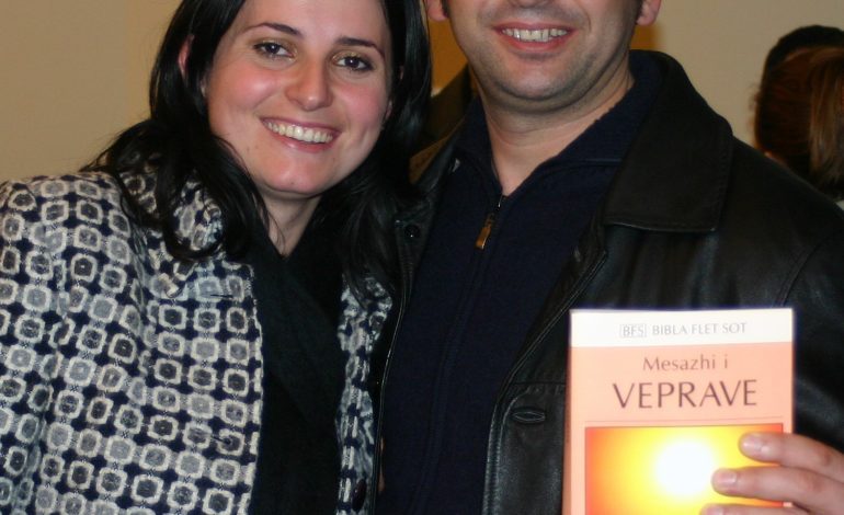 AMANETI/ Humbi bashkëshortin nga gjakmarrja, nëna e dy fëmijëve çon në vend fjalën e fundit të pastorit (FOTO)