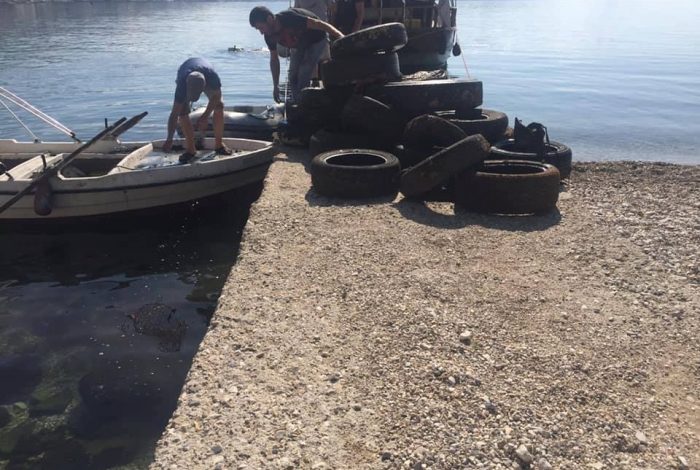 NISMA PËR TË SENSIBILIZUAR QYTETARËT/ Nxirren 500 goma nga thellësia e detit në Sarandë (FOTO)