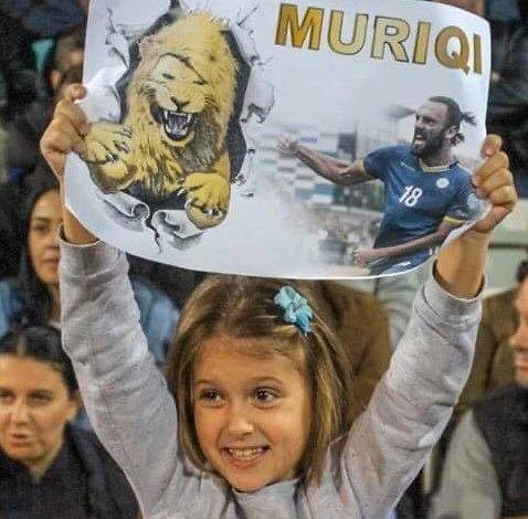 FOTO E DITËS/ Vogëlushja përshëndet “LUANIN” e Kosovës në ndeshjen përballë Malit të Zi