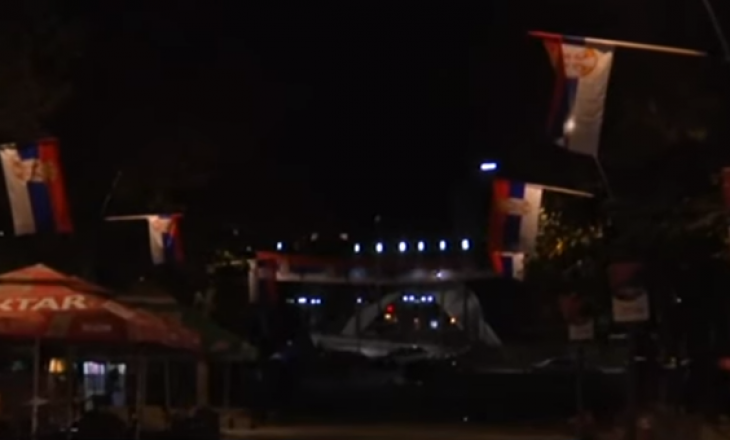 ZGJEDHJET NË KOSOVË/ Flamuj serbë e rusë “mësyjnë” në veri të Mitrovicës, mediet kosovare: Hynë dhe gazetarë të dyshimtë! (Foto-Video)