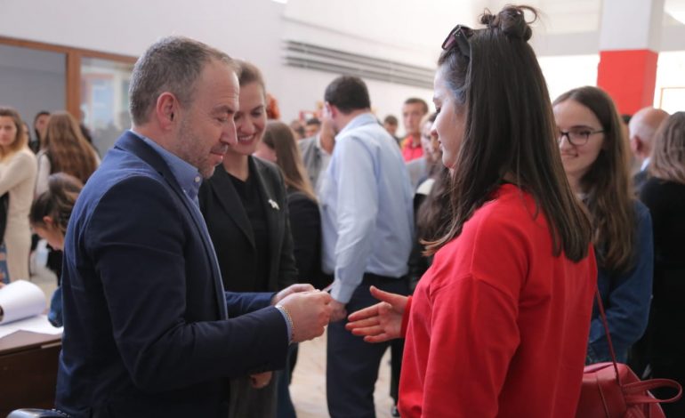 “PAKTI PËR UNIVERSITETIN”/ Karta e studentit nis të shpërndahet edhe në Korçë