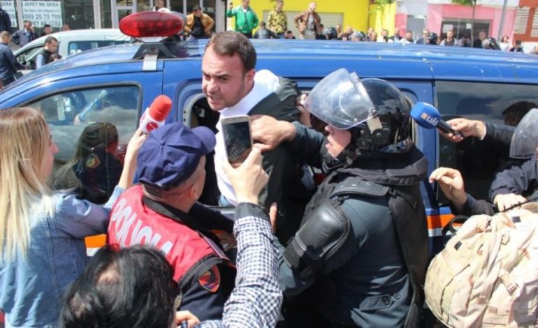 PROTESTA TEK “UNAZA E RE”/ Shoqërohet në polici Klevis Balliu