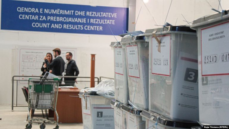 E PAZAKONTË/ Votat e ardhura nga Serbia u shkaktojnë alergji numëruesve në Prishtinë