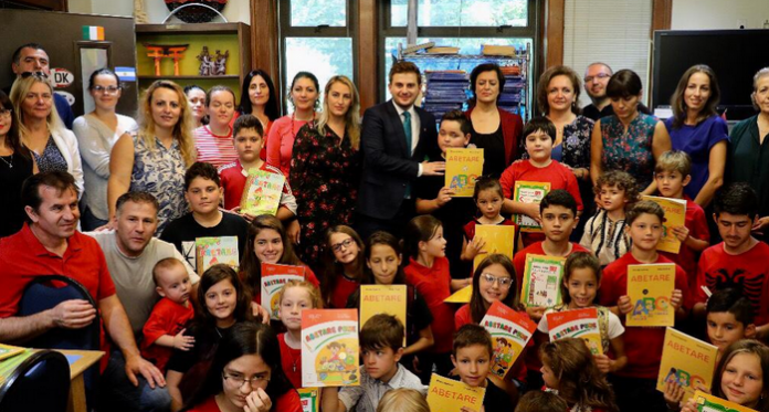 SHPËRNDAHEN 10 MIJË LIBRA PËR NXËNËSIT E DIASPORËS/ Cakaj: Qëllimi i kësaj nisme është…