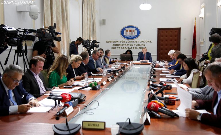 KUSHTETUESJA/ Tri kandidate për 2 vende vakante. Debat te Ligjet, Gjoni: Jeni nga Partia e Punës, Braho: Je karagjoz