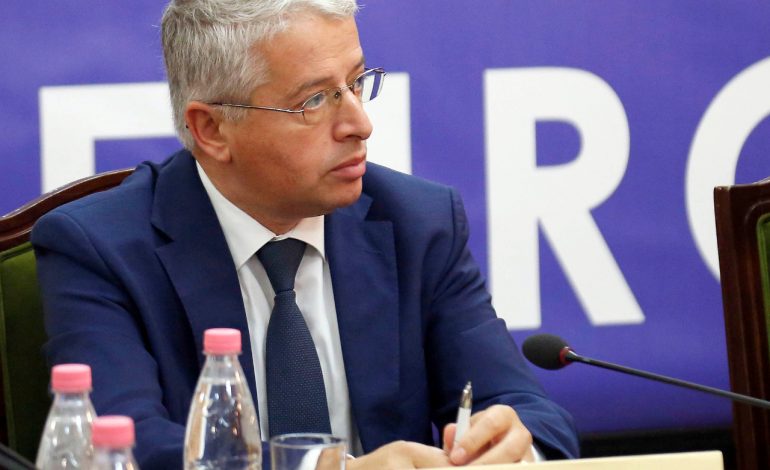 “PA TURP PA DINJITET BIEN NË NIVELE KAQ TË ULËTA”/ Ministri Lleshaj reagon ashpër pas arrestimit të policit: Vjedhin edhe lugët