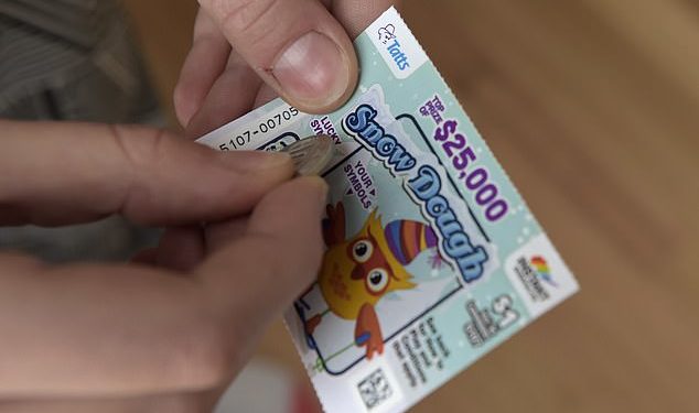 E RRALLË/ Burrit me kancer i buzëqesh fati ditën e fundit të kimioterapisë, fiton 200 mijë dollarë në lotari