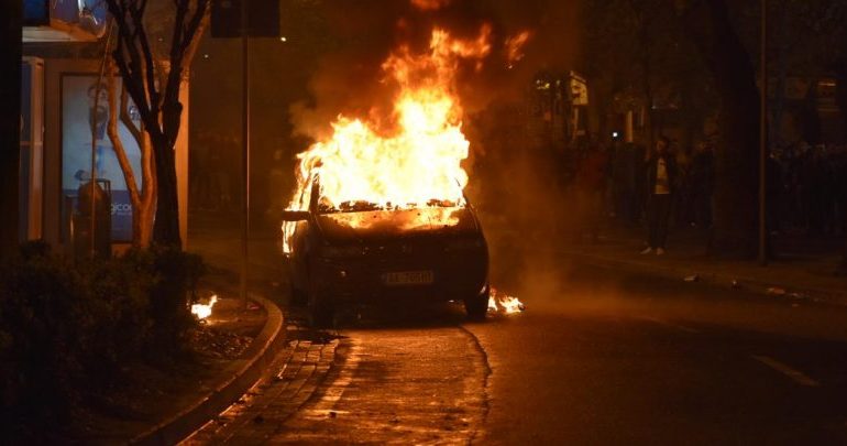 SHPËRTHIM I FUQISHËM NË TIRANË/ Merr flakë “BENZI”, panik te qytetarët