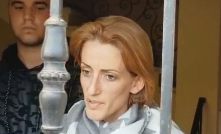 “BLEDI TË NGRIHET NË DETYRË”/ Flet Marsida Qatja për mediat nga dritarja: Mua më di e gjithë Kavaja ça goce jam