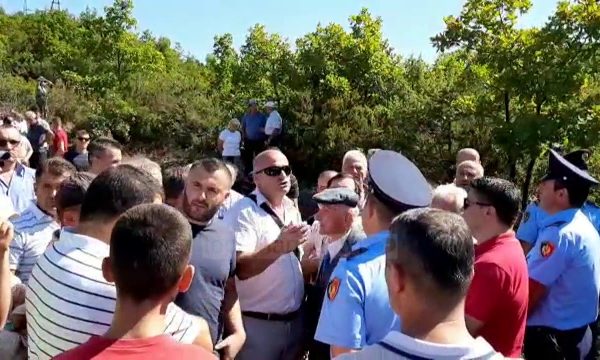 SITUATË E RËNDË NË MIRDITË/ Dhunohen 2 rojet e një firme dhe shkrumbohen 4 automjete (DETAJE)