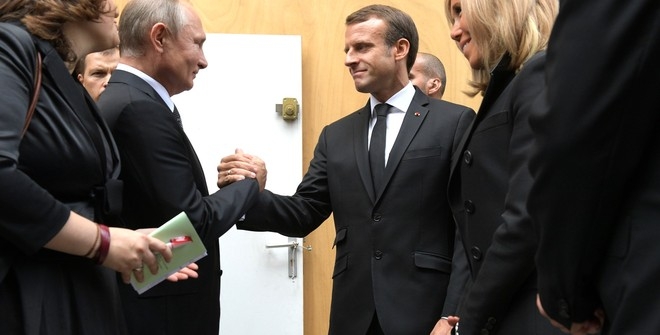 PUTIN DY MINUTA TAKIM ME MACRON/ Refuzon të hajë drekën në Pallatin Elysee VIDEO