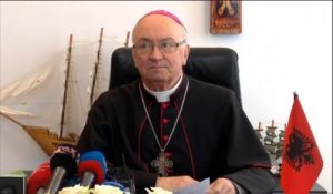 MBROJNË HOMOSEKSUALËT NË TIRANË/ Organizatat “sulmojnë” kishën katolike: Ç’ju duhet juve se çfare bëjnë vajzat me trupin e tyre