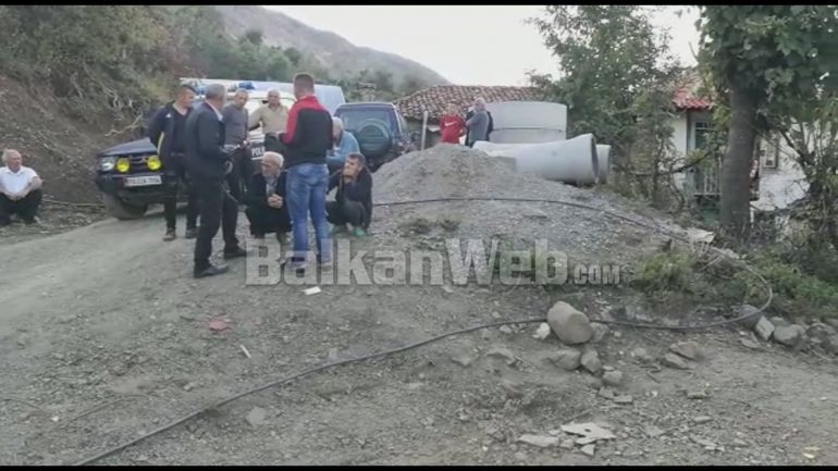 DETAJET TRONDITËSE NGA MASAKRA E KLOSIT/ Si u ekzekutuan babai me djalin e vetëm në derë të shtëpisë