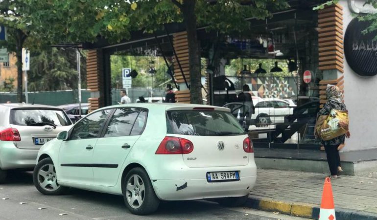 "MOS PARKO PARA..."/ Pronari i lokalit në Tiranë ia nxjerr makinën në mes të rrugës, ndërsa i zoti i makinës ishte në...