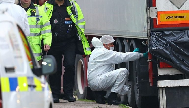 ESSEX, “ARKIVOLI METALIK”/ Përleshen me njëri tjetrin në tentativë për të dalë jashtë. Arrestohen 4 persona
