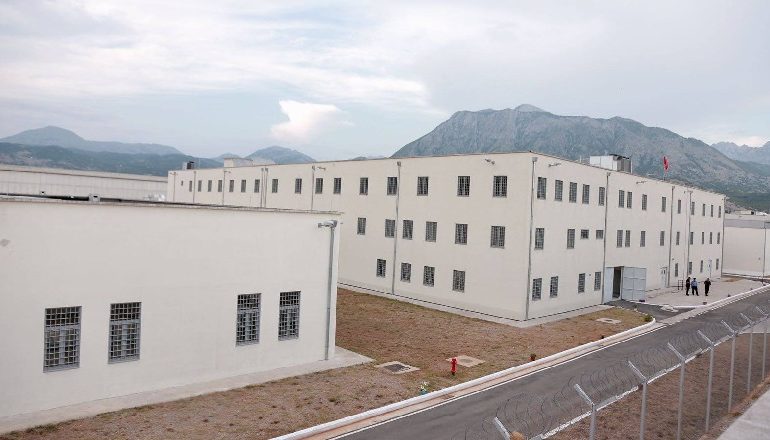 LARGIMET E DREJTORËVE NË SHKODËR/ Ikën drejtuesi i burgut të Reçit, zëvëndësohet nga…
