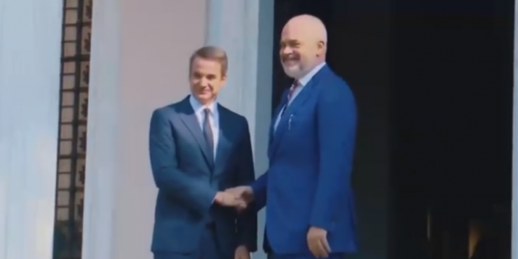 SHTRËNGIM DUARSH NË HYRJE TË KRYEMINISTRISË/ Rama ndan pamje nga takimi me Mitsotakis (VIDEO)