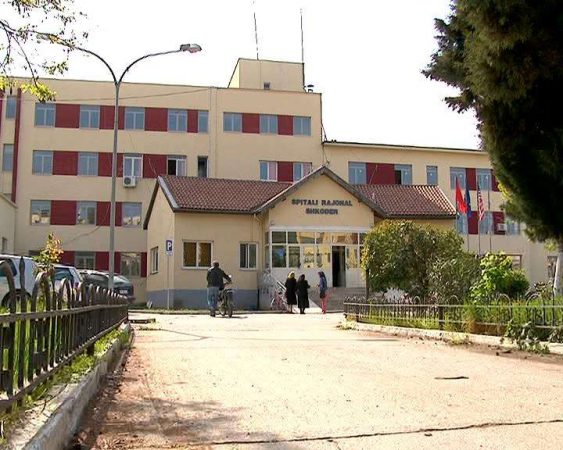 HELMIMI I 12 NXËNËSVE NË SHKODËR/ Policia shoqëron pronarët e “Fast Food-it”. AKU nis kontrollin