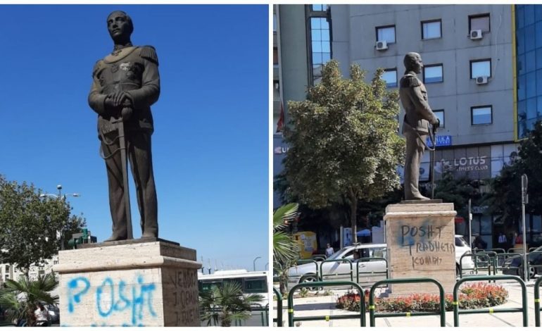 “POSHTË TRADHTARI I KOMBIT, SPIUN I SERBISË”/ Dhunohet SHTATORJA e ish mbreti Zog në Tiranë (FOTO)