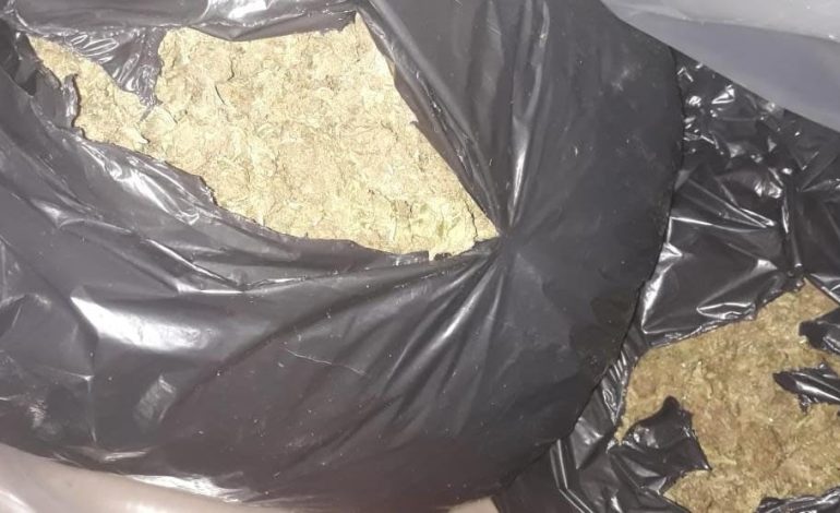 E “PËSON” I RIU NË VLORË/ I gjenden thasët me kanabis. Në pranga dhe 45-vjeçari në kërkim