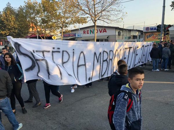 BLLOKUAN RRUGËN TEK “ASTIRI”/ Lirohen nga qelia tre protestues, Balliu të mërkurën para gjykatës
