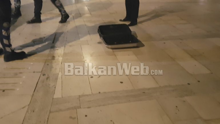 ALARMI NË DURRËS/ Një valixhe e dyshimtë ngre në këmbë policinë, ja momenti kur hapet (VIDEO)