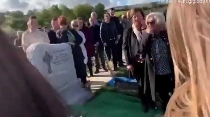 E PABESUEHSHME/ I vdekuri fillon “të flasë” nga arkivoli, njerëzit ja plasin të qeshurës (VIDEO)